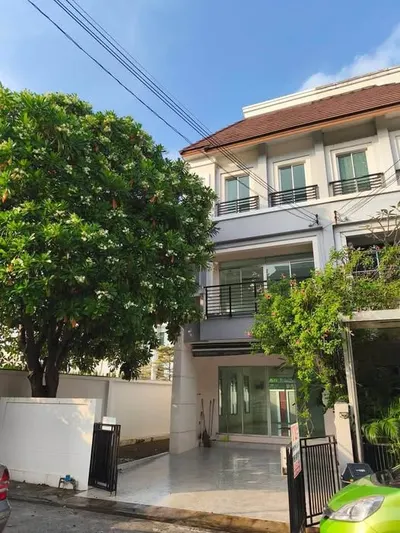 3-bed house for rent near MRT Huai Khwang, photo 1 of 5