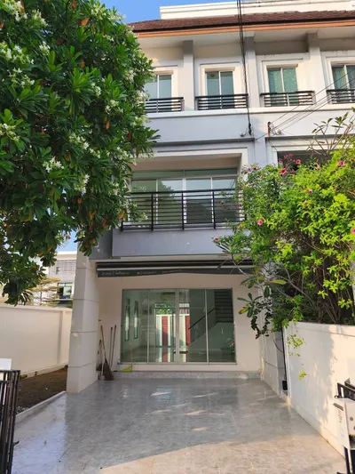 3-bed house for rent near MRT Huai Khwang, photo 2 of 5