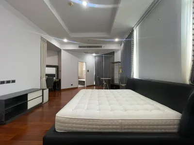 Condo 4 chambres à louer près de la station MRT Thailand Cultural Centre, photo 2 sur 5