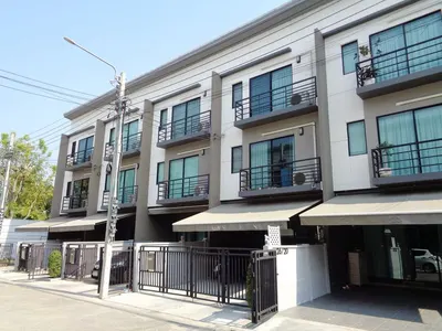 4-bed townhouse for sale near MRT Khu Bon, photo 2 of 5