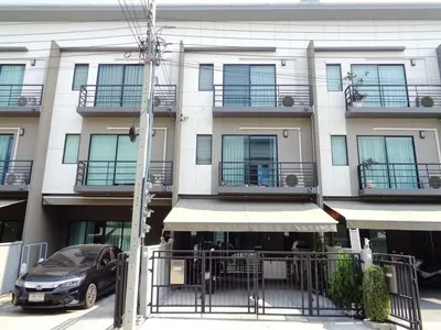 4-bed townhouse for sale near MRT Khu Bon, photo 1 of 5