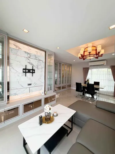 Maison 4 chambres à louer à Golden Neo Ladprao-Kaset Nawamin, photo 3 sur 5