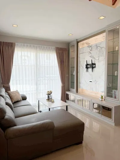 Maison 4 chambres à louer à Golden Neo Ladprao-Kaset Nawamin, photo 2 sur 5