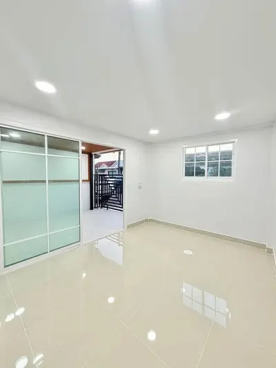 Maison 3 chambres à vendre près de la station MRT Bang Rak Yai, photo 4 sur 5