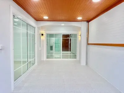 Maison 3 chambres à vendre près de la station MRT Bang Rak Yai, photo 3 sur 5