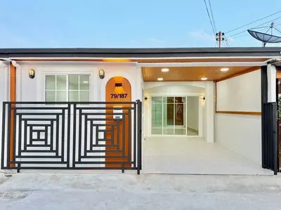 Maison 3 chambres à vendre près de la station MRT Bang Rak Yai, photo 1 sur 5