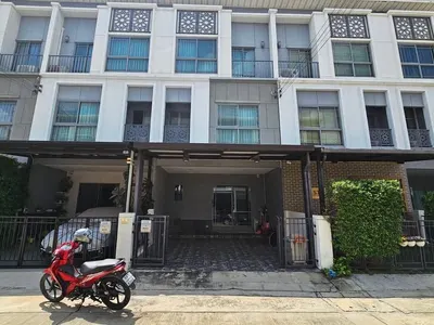 MRT 政瓦他那14站附近的4房联排别墅出售，第1张，共5张