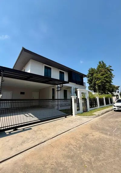 Setthasiri Pattanakarn的3房独栋住宅出租，第1张，共8张