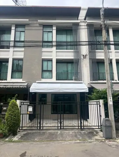 Maison de ville 3 chambres à louer près de la station MRT Lat Phrao 83, photo 1 sur 5