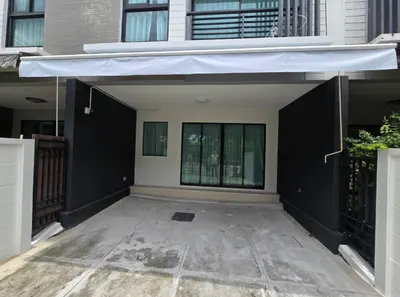Maison de ville 3 chambres à louer près de la station MRT Lat Phrao 83, photo 2 sur 5