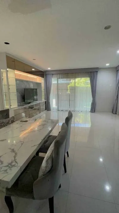 Setthasiri Charan Pinklao soi 32の4ベッドルーム一戸建て（賃貸）、写真3/5