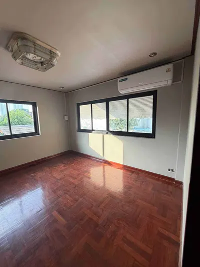 Maison 3 chambres à louer près de la station MRT Bang Khun Non, photo 5 sur 5