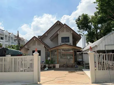 Maison 3 chambres à louer près de la station MRT Bang Khun Non, photo 1 sur 5