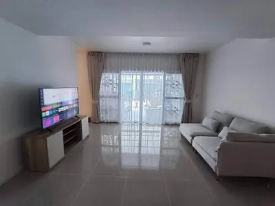 3-bed townhouse for rent near BTS Bang Na, photo 1 of 5