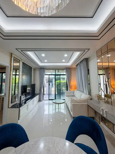 แกรนด์ บริทาเนีย กรุงเทพกรีฑา - สุวรรณภูมิ | Grand Britania Krungthepkreetha - Suvarnabhumiの4ベッドルーム一戸建て（賃貸）、写真2/5