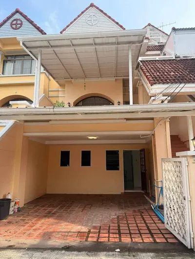 Maison de ville 4 chambres à louer près de la station MRT Lat Phrao, photo 1 sur 5