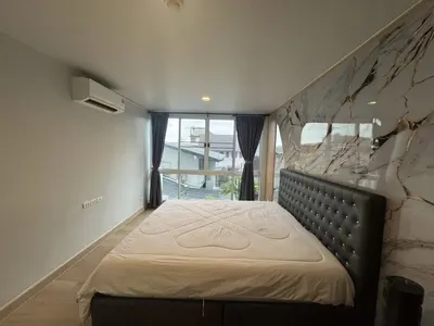 1-bed condo for sale near BTS Ekkamai, photo 1 of 5