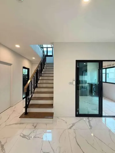 4-bed townhouse for rent near BTS Phra Khanong, photo 2 of 5
