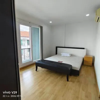Maison de ville 3 chambres à louer près de la station MRT Lat Phrao 83, photo 5 sur 5