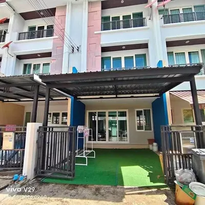 Maison de ville 3 chambres à louer près de la station MRT Lat Phrao 83, photo 1 sur 5