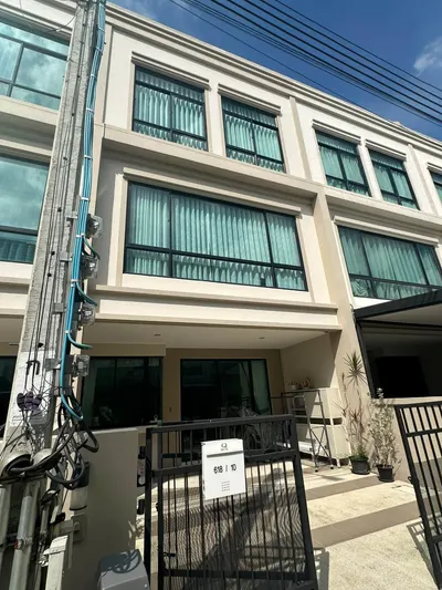 Q Prime Sukhumvit 77 [คิว ไพร์ม สุขุมวิท 77]的3房联排别墅出租，第1张，共5张