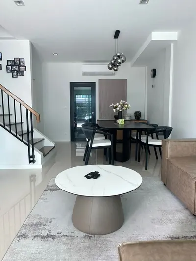 Q Prime Sukhumvit 77 [คิว ไพร์ม สุขุมวิท 77]的3房联排别墅出租，第3张，共5张