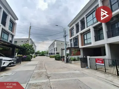 4-bed townhouse for sale near ARL Lat Krabang, photo 2 of 5