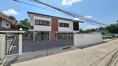 MRT 叻抛站附近的4房独栋住宅出租，第1张，共5张