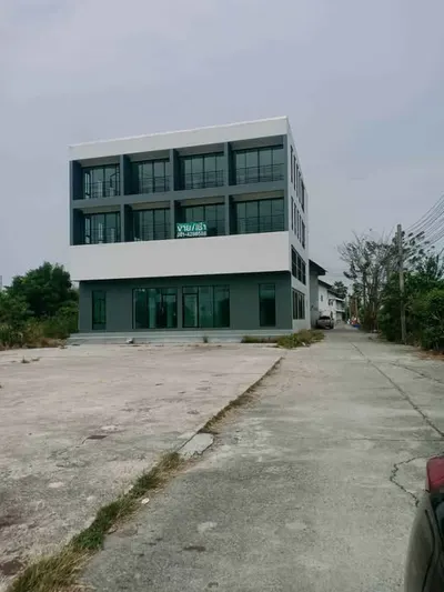 Local commercial à vendre près de la station MRT Min Buri, photo 1 sur 5