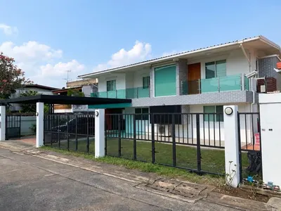 BTS 色纳尼空站附近的6房独栋住宅出租，第1张，共5张