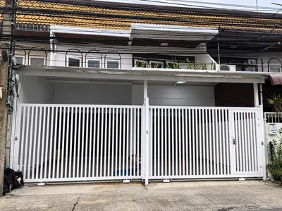 Maison de ville 4 chambres à louer près de la station BTS Punnawithi, photo 1 sur 5