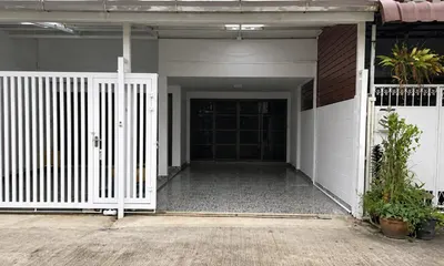 Maison de ville 4 chambres à louer près de la station BTS Punnawithi, photo 2 sur 5