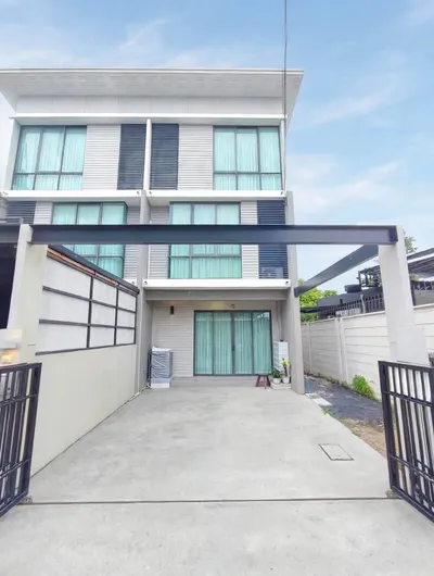 3-bed townhouse for rent near MRT Sirindhorn, photo 1 of 5