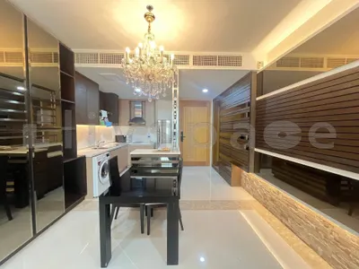 1-bed condo for rent at The Empire Place Sathon, photo 1 of 5
