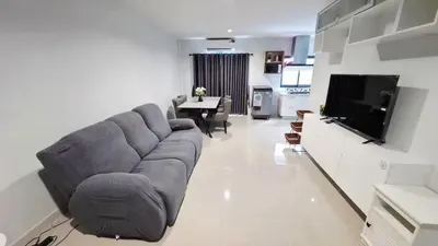 Maison de ville 3 chambres à louer près de la station BTS Bang Na, photo 2 sur 5