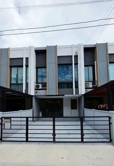 Maison de ville 3 chambres à louer près de la station BTS Bang Na, photo 1 sur 5