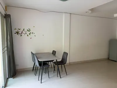 Maison de ville 3 chambres à louer près de la station MRT Ratchadaphisek, photo 3 sur 5