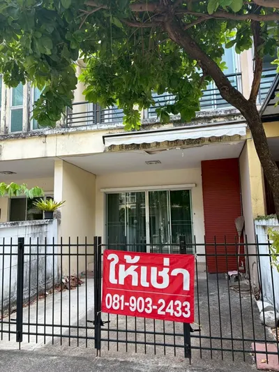 Maison de ville 3 chambres à louer près de la station MRT Ratchadaphisek, photo 1 sur 5
