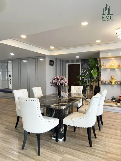 2-bed condo for rent near MRT Phra Ram 9, photo 1 of 5