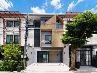 3-bed townhouse for sale near MRT Lat Phrao, photo 1 of 5