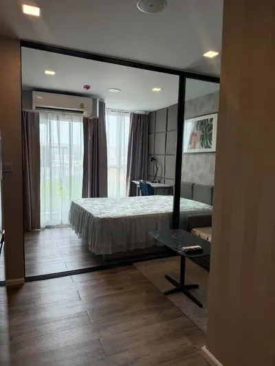 Condo 1 chambre à louer près de la station MRT Huai Khwang, photo 3 sur 5