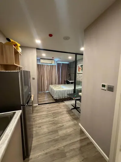 Condo 1 chambre à louer près de la station MRT Huai Khwang, photo 2 sur 5