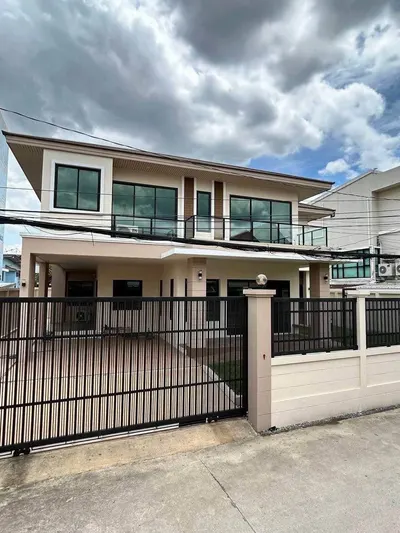 4-bed house for sale near MRT Lat Phrao 101, photo 2 of 5