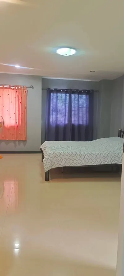 Maison de ville 2 chambres à vendre près de la station MRT Lat Phrao 101, photo 2 sur 5