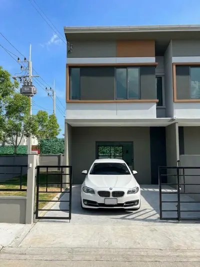 Maison de ville 2 chambres à louer près de la station BTS Khu Khot, photo 1 sur 5
