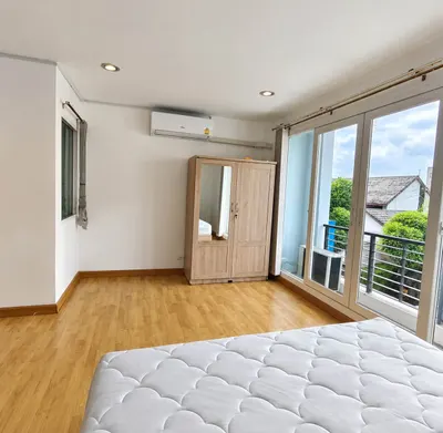 3-bed townhouse for rent near MRT Phra Ram 9, photo 6 of 7