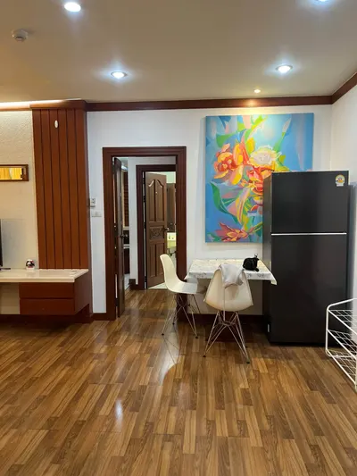 2-bed condo for rent near MRT Huai Khwang, photo 1 of 5