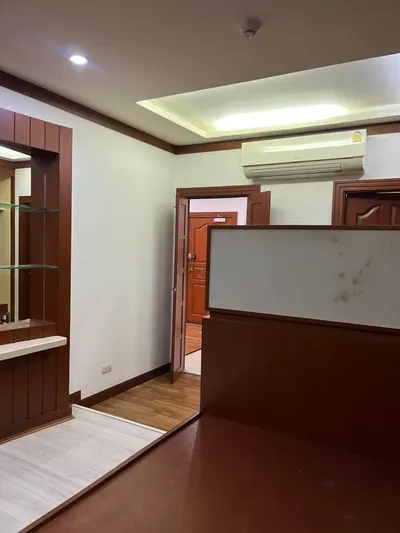2-bed condo for rent near MRT Huai Khwang, photo 4 of 5