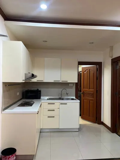 2-bed condo for rent near MRT Huai Khwang, photo 3 of 5