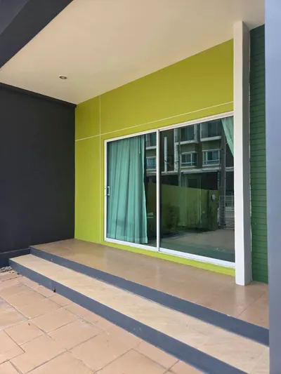 Maison de ville 3 chambres à louer près de la station ARL Ramkhamhaeng, photo 2 sur 5